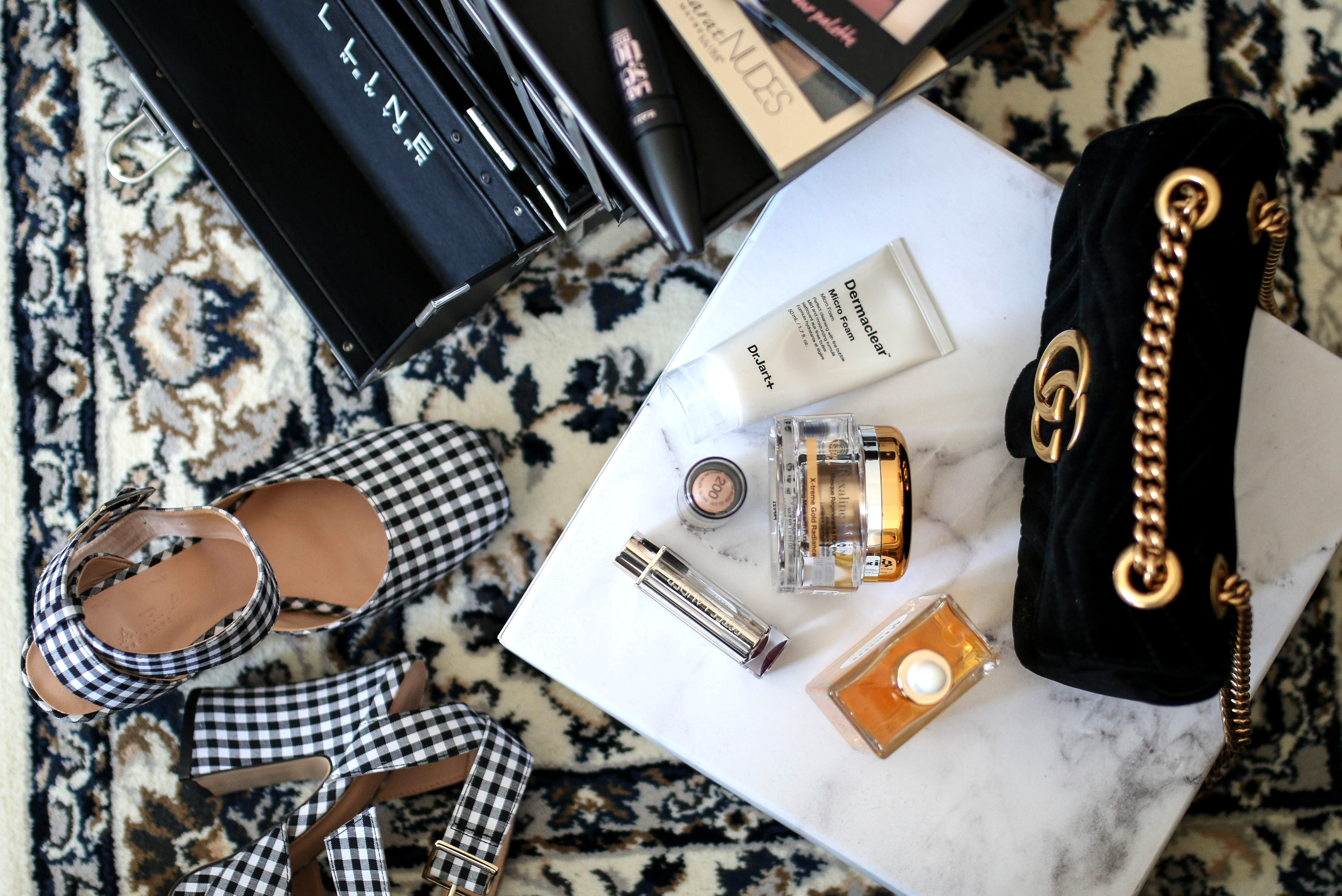 https://www.fashiontwinstinct.com/wp-content/uploads/2017/04/monthly-favorites-beauty-blog-drogerie-favoriten-maybelline-koffer-gisou-hair-oil-drjart-micro-foam-1.jpg