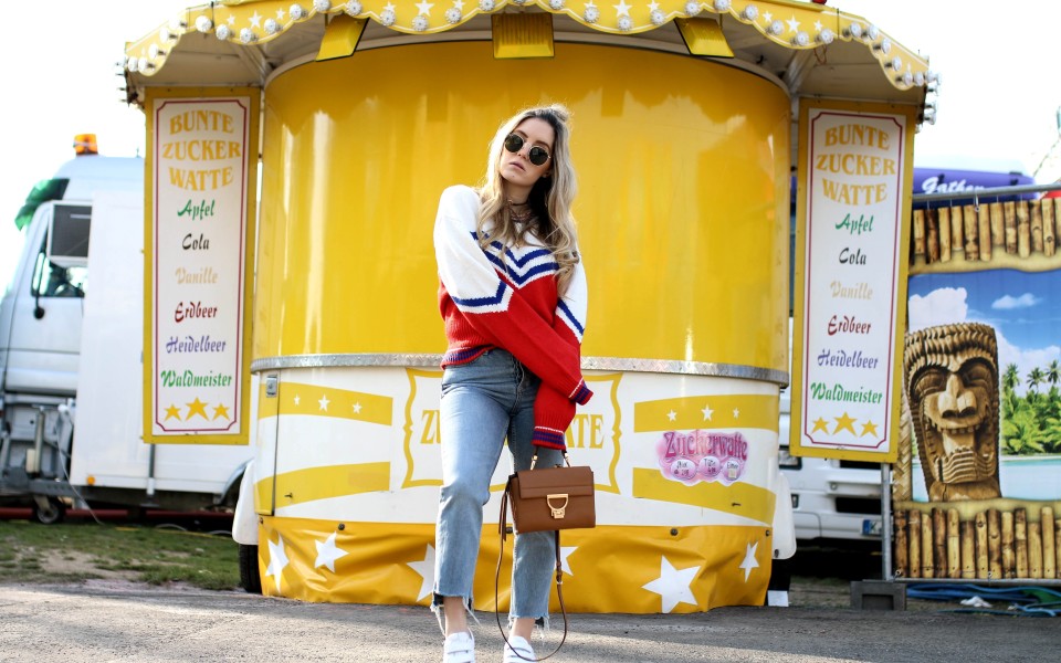 https://www.fashiontwinstinct.com/wp-content/uploads/2017/04/retro-sweater-other-stories-retro-jumper-coccinelle-arlettis-mini-bag-brown-fashion-blog-funfair-shooting-2-960x600_c.jpg