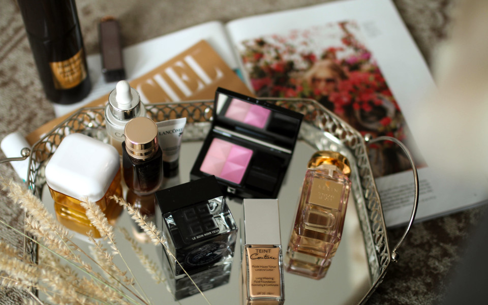 https://www.fashiontwinstinct.com/wp-content/uploads/2017/07/monthly-favorites-june-2017-beauty-blog-givenchy-beauty-le-soin-noir-yeux-review-teint-couture-aerin-tuberose-le-jour-960x600_c.jpg