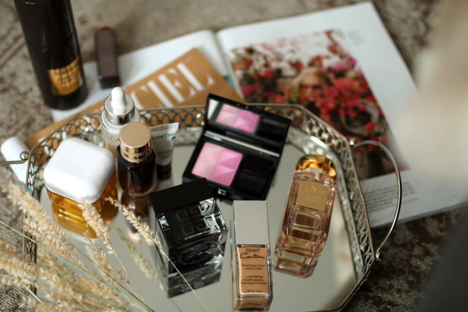 https://www.fashiontwinstinct.com/wp-content/uploads/2017/07/monthly-favorites-june-2017-beauty-blog-givenchy-beauty-le-soin-noir-yeux-review-teint-couture-aerin-tuberose-le-jour-960x640_c.jpg