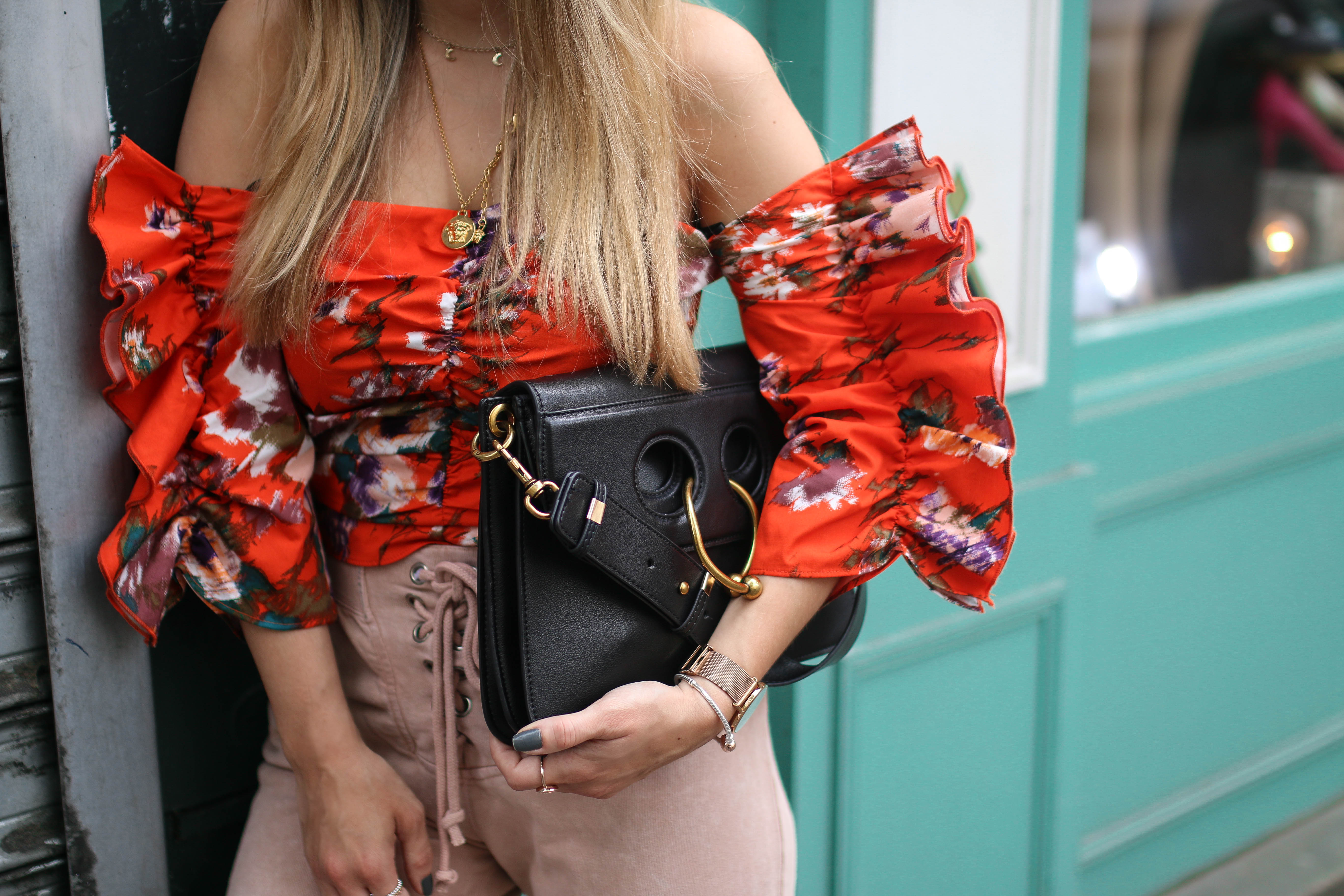 velvet adilettes streetstyle samt adiletten outfit inspiration H&M frill top