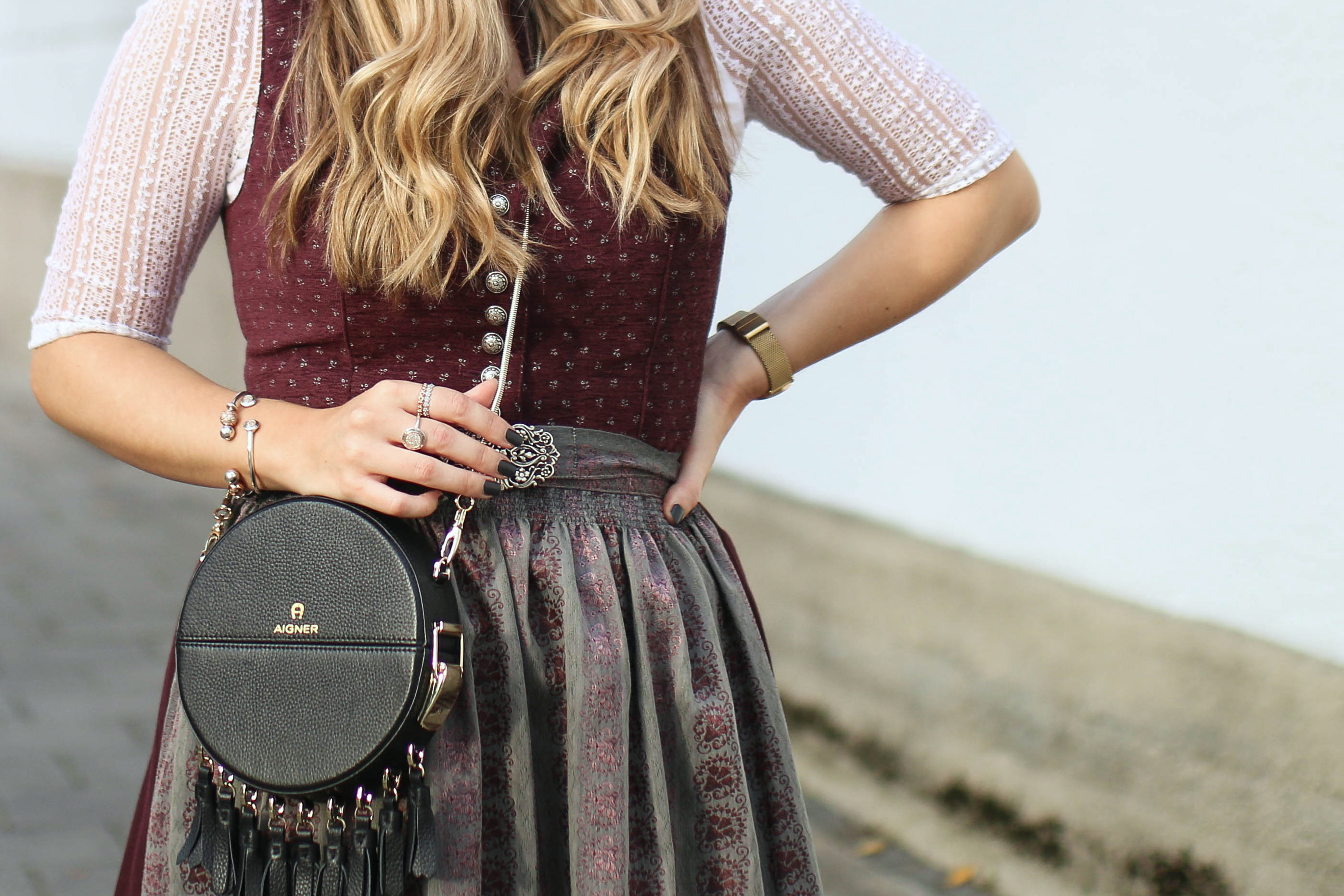 wiesn 2017 dirndl trend hochgeschlossenes Dirndl Spitzen Bluse wirkes trachten sissi ey